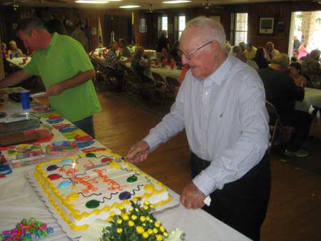 JL-Doolittle-cuts-his-95th-birthday-cake